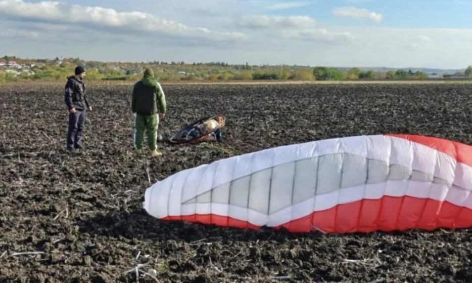 Un ucrainean a trecut granița în Moldova cu motoparapanta și a cerut azil la Chișinău