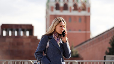 femeie care vorbeste la telefon in moscova