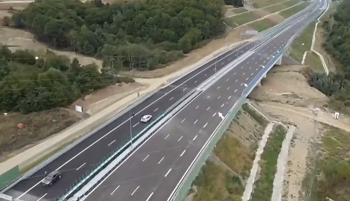 Lotul 4 al autostrăzii Sibiu-Piteşti va fi dat în circulaţie luna viitoare, anunță ministrul Transporturilor
