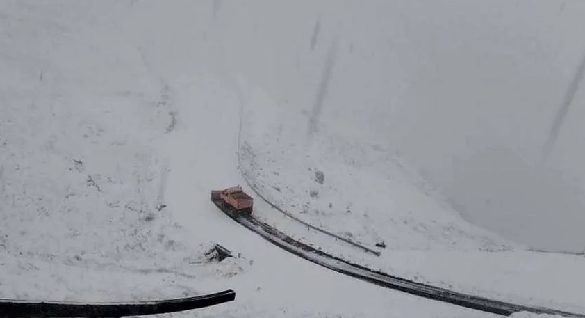 Traficul rutier, închis pe Transfăgăraşan din cauza vremii. Se înregistrează ninsoare, ceaţă şi temperaturi scăzute