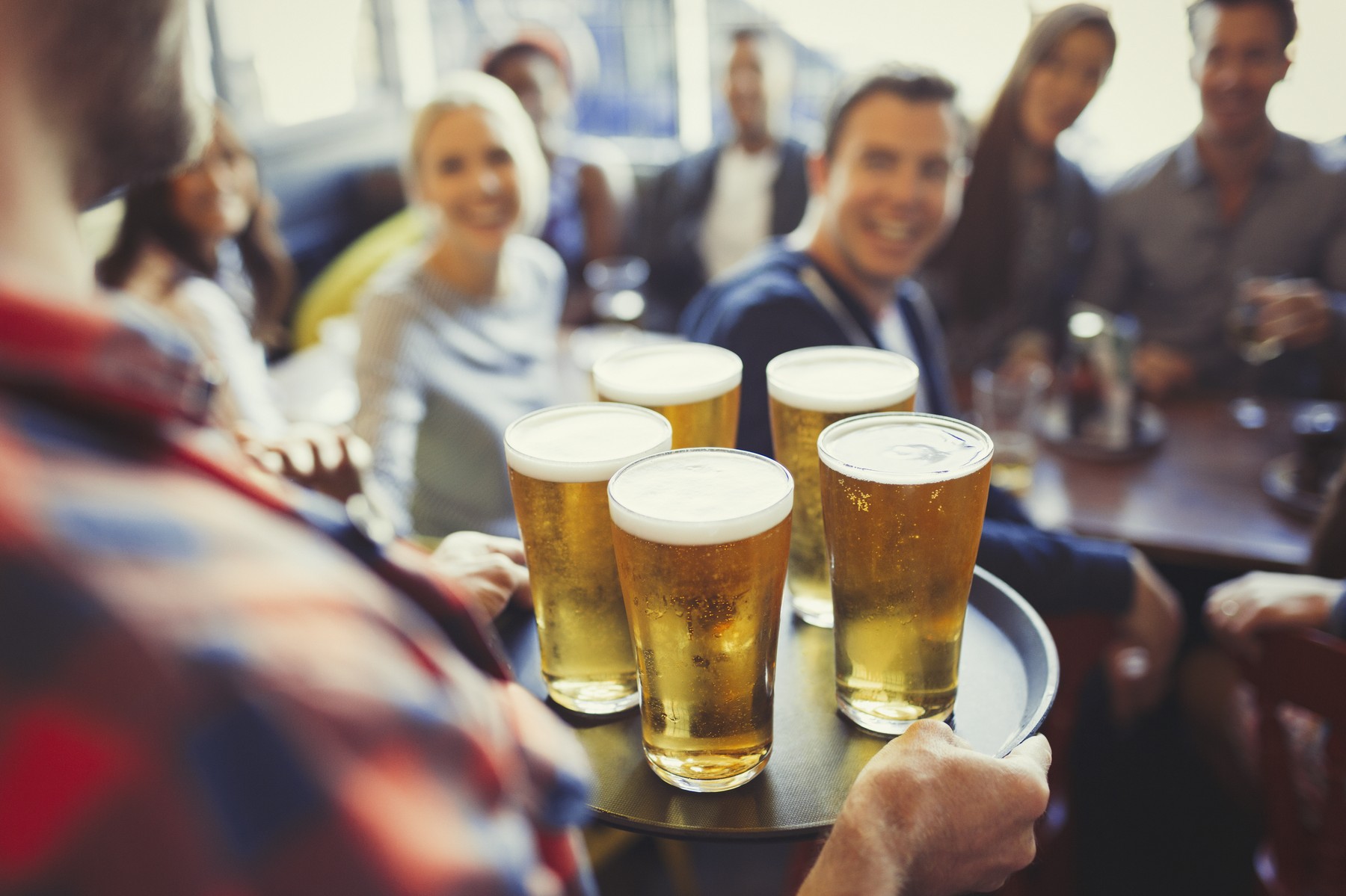 Bere, vin sau tărie? Un studiu realizat peste 340.000 de persoane arată ce tip de alcool e asociat cu cel mai mare risc de deces