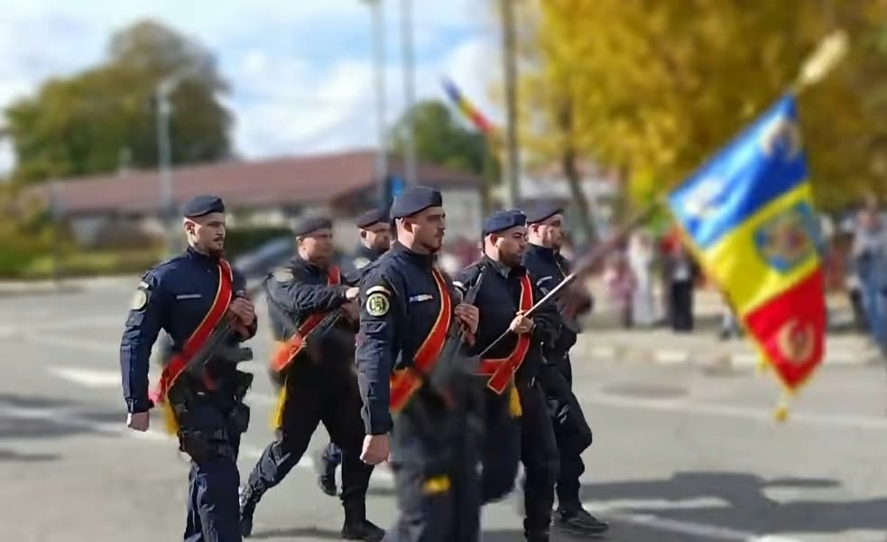 „Cascadorii râsului”. Imagini virale cu parada de Ziua Armatei în Călărași: jandarmii n-au nimerit pasul, iar fanfara notele