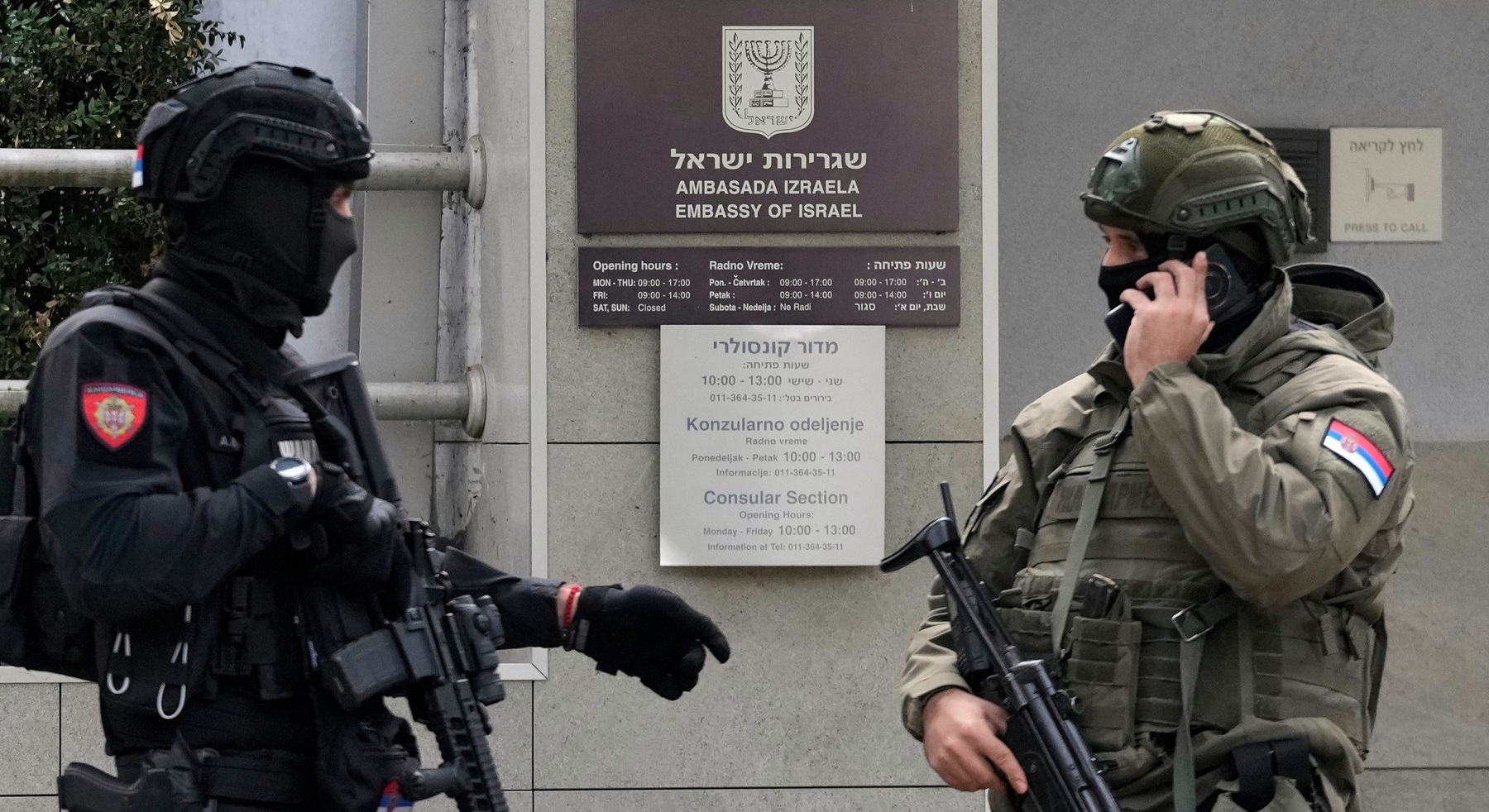 Jandarm atacat în faţa ambasadei Israelului din Belgrad, agresorul a fost ucis. Nivelul de alertă teroristă, ridicat la maximum