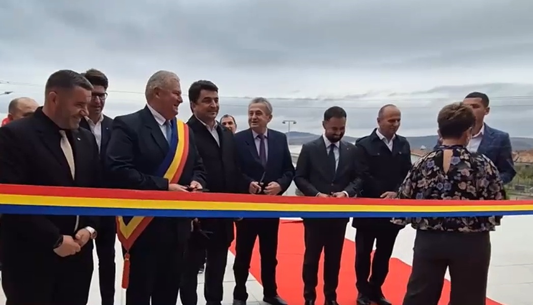 Șase politicieni locali au tăiat o panglică. Ce a făcut unul dintre ei, rămas fără foarfecă
