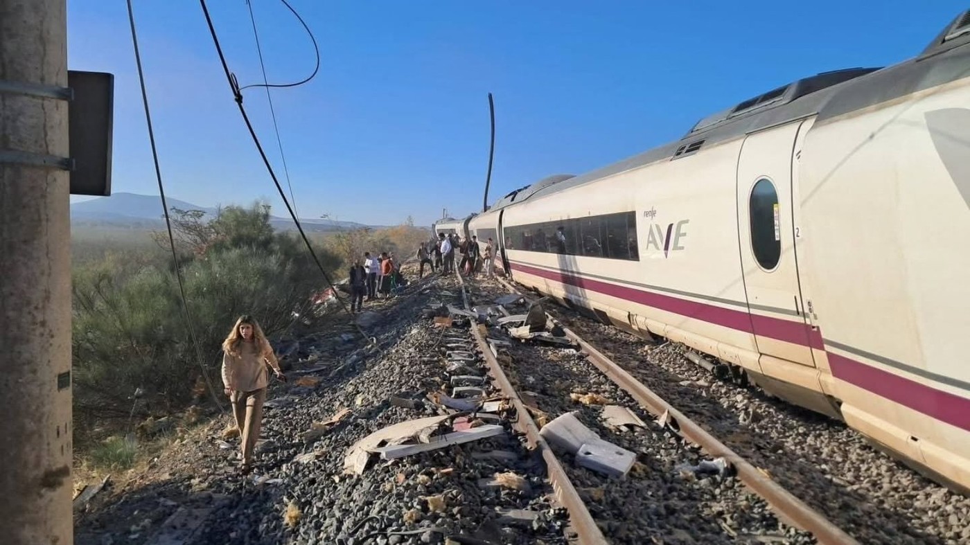 „O lovitură asurzitoare, de parcă s-ar fi rupt în bucăți”. Primele mărturii ale unor pasageri din trenurile care s-au ciocnit în Spania