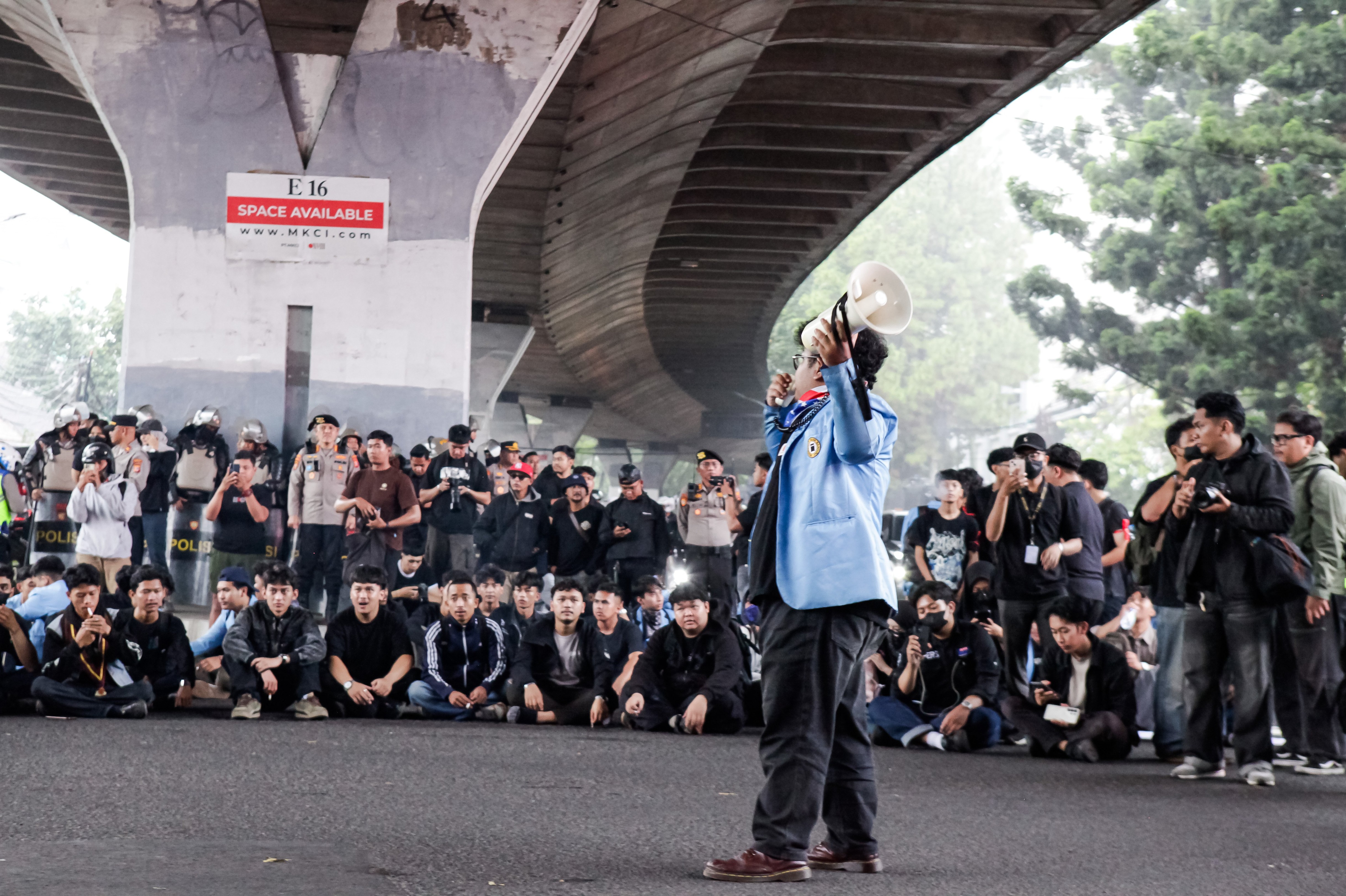„Ţi-e foame? Mănâncă-i pe bogaţi!” Proteste în Indonezia față de sărăcie, corupţie şi modul în care guvernul a gestionat incendiile