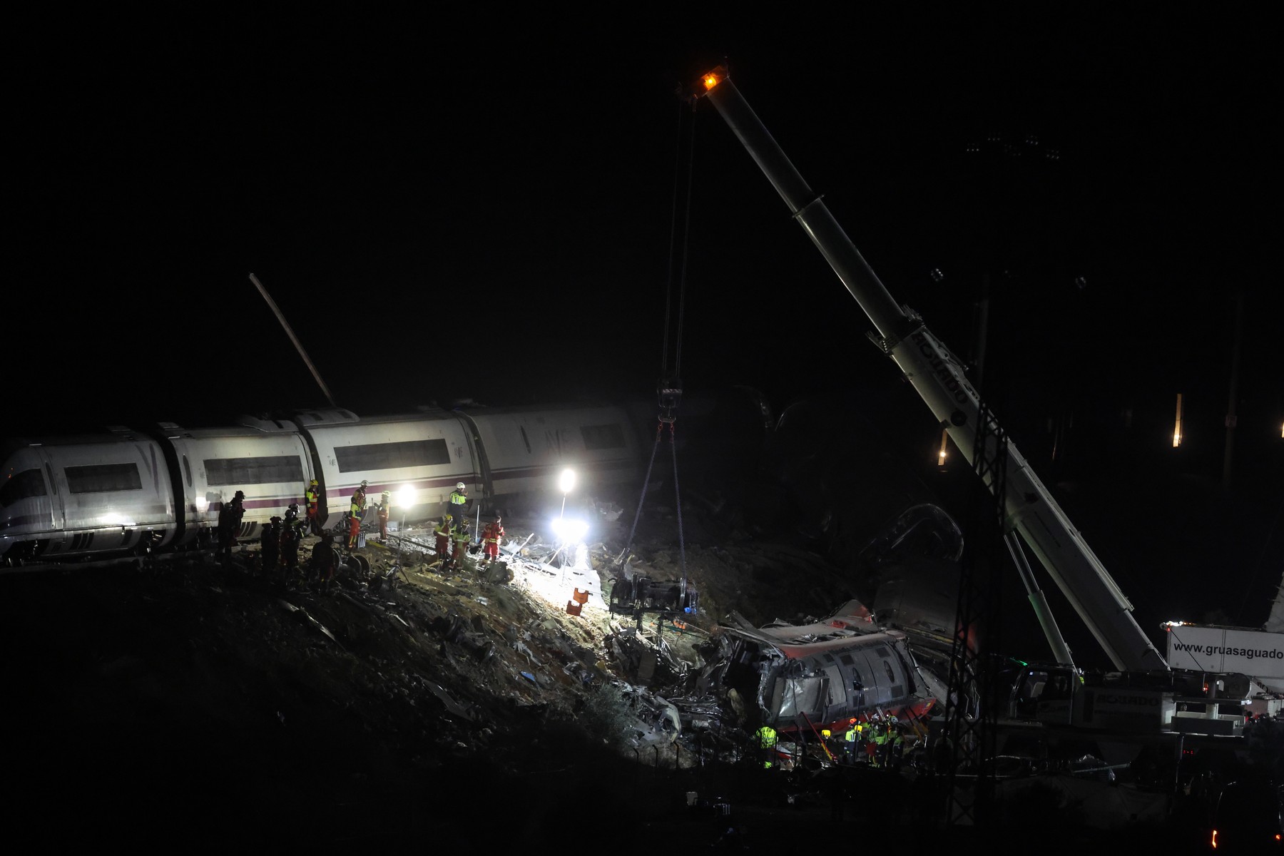 Filmul tragediei feroviare din Spania. Cele 17 minute în care accidentul ar fi putut fi evitat: semnalele de alarmă ignorate