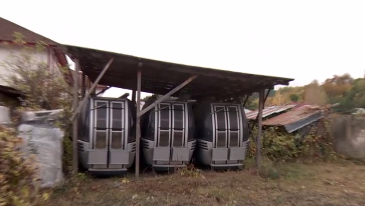 Efectele incompetenței la stat: Instalație de telegondolă pentru ski, abandonată într-un țarc pentru animale. Milioane de euro risipite