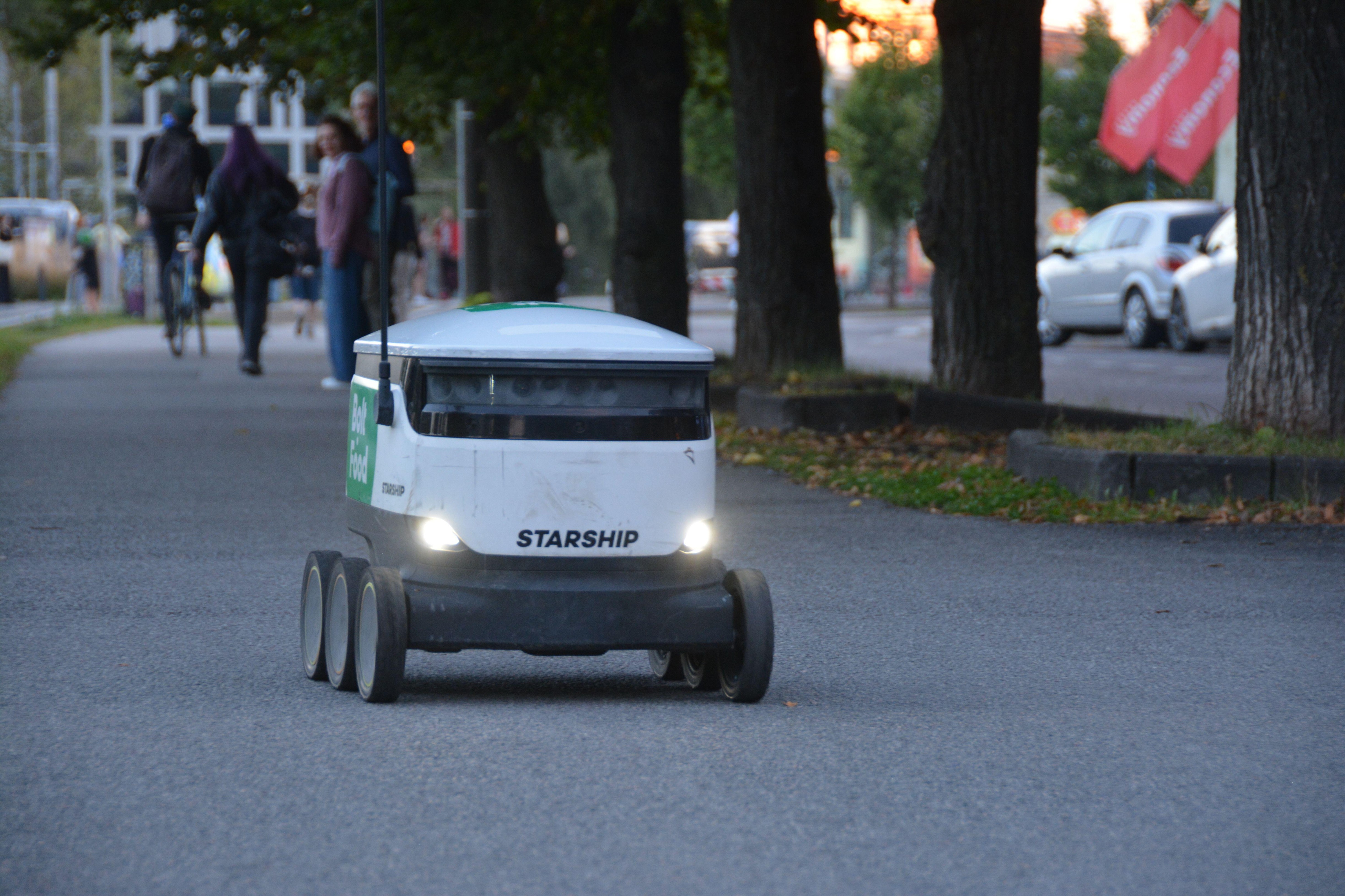 Accident neobișnuit la Tallinn: un robot de livrări a provocat un accident cu un autobuz şi a „fugit” de la locul faptei