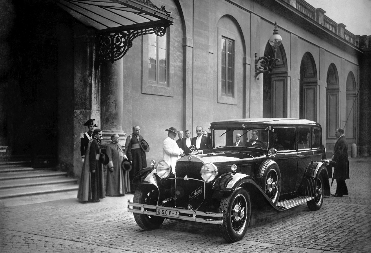 O sută de ani de istorie pe patru roți. Vaticanul expune colecția de papamobile ale suveranilor pontifi începând din 1930