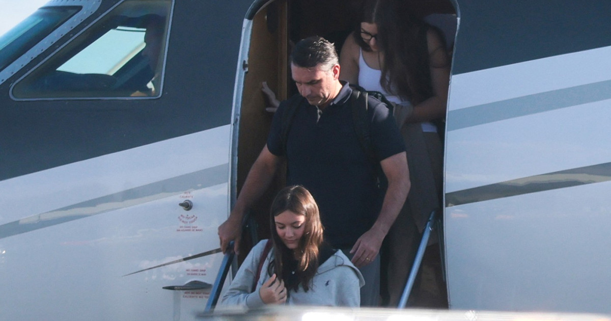 Imagine asociată subiectului: Flavio Bolsonaro se autoproclamă liderul Braziliei după plecarea în SUA