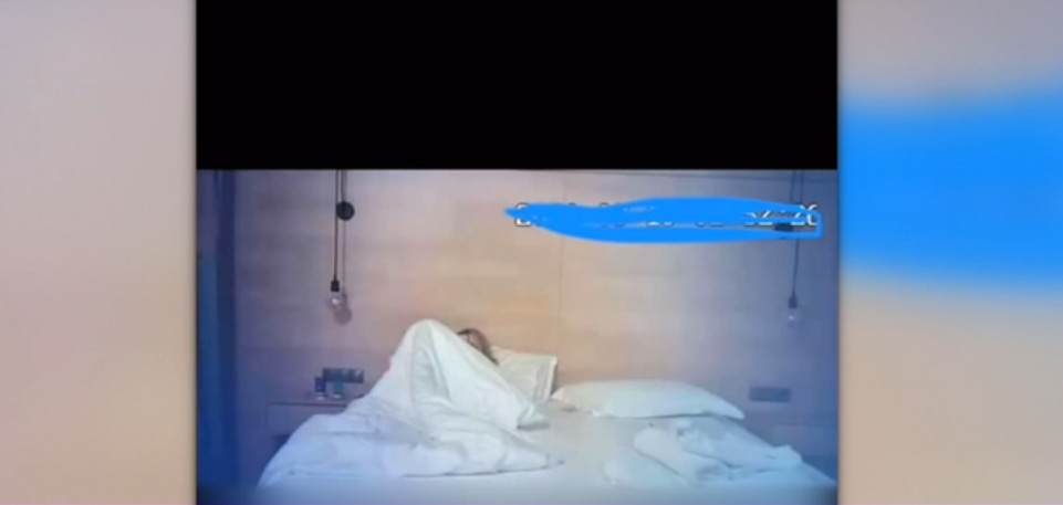 Camere video descoperite în prizele din dormitoarele unei cabane din Sibiu: „Filmau ce se întâmpla în pat. Și în baie erau”