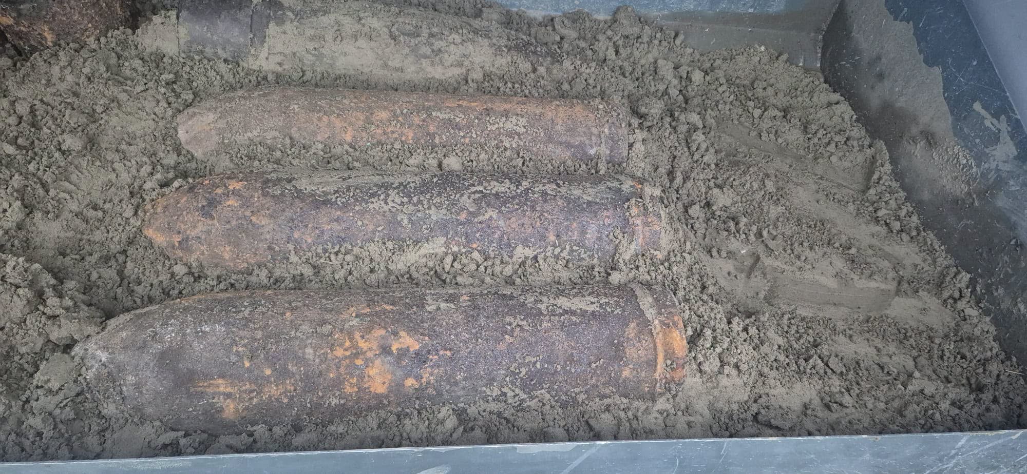 Patru proiectile explozive, descoperite în judeţul Iaşi. Trei au fost găsite pe traseul A8. Recomandările ISU