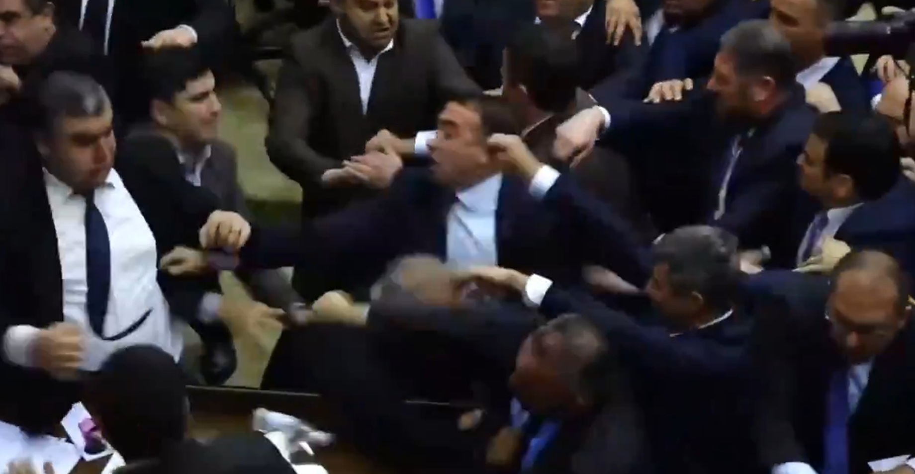 Bătaie generală în Parlamentul de la Erevan. Puterea și Opoziția și-au împărțit pumni și picioare minute în șir