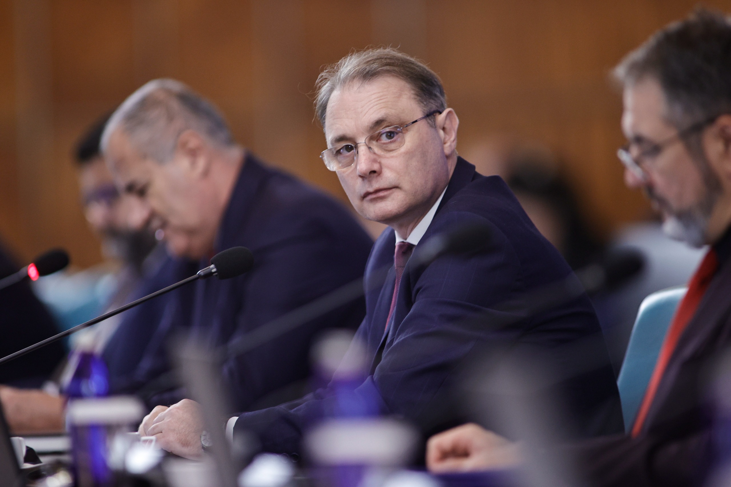 Guvernul pregătește două rectificări bugetare. De unde ar putea veni banii pentru salariile din MAI, sănătate, și agricultori (surse)