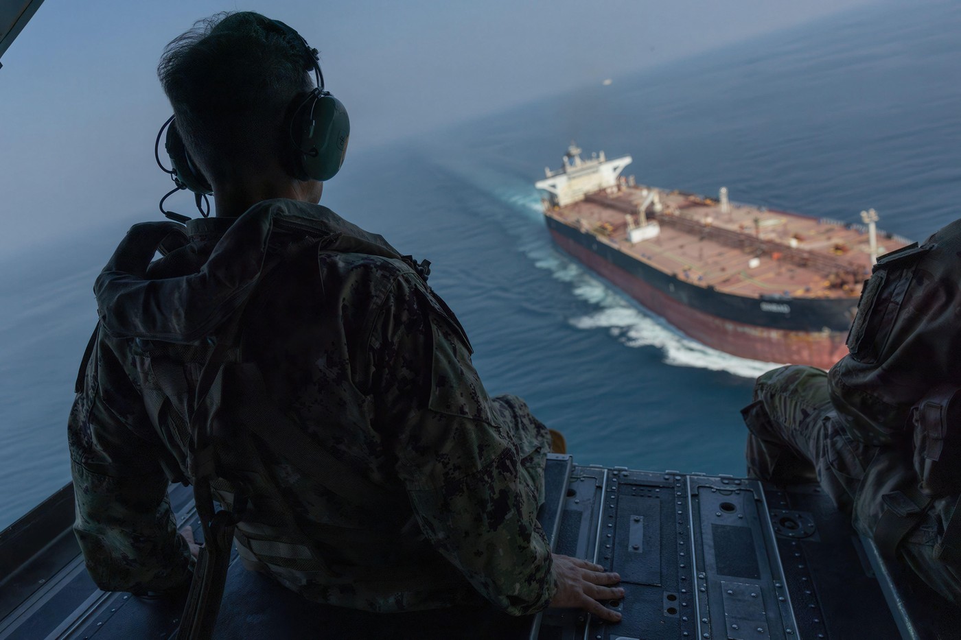 Patru petroliere au luat foc după ce au lovit mine în Strâmtoarea Ormuz. Iranul contrazice SUA privind securitatea rutei