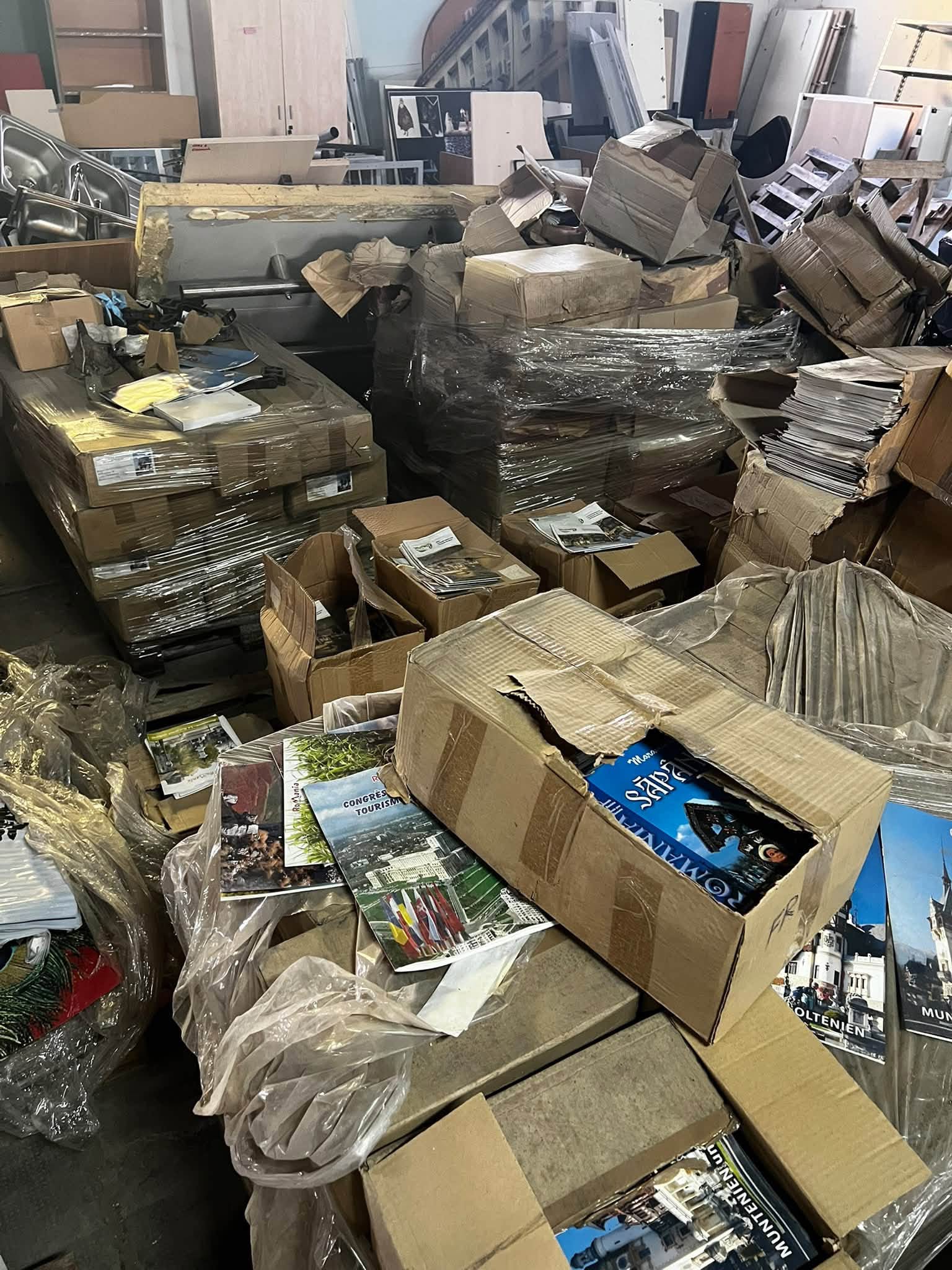 Darău a cerut sesizarea DNA după ce a descoperit că statul a plătit milioane de lei pentru albume turistice care n-au ajuns la minister