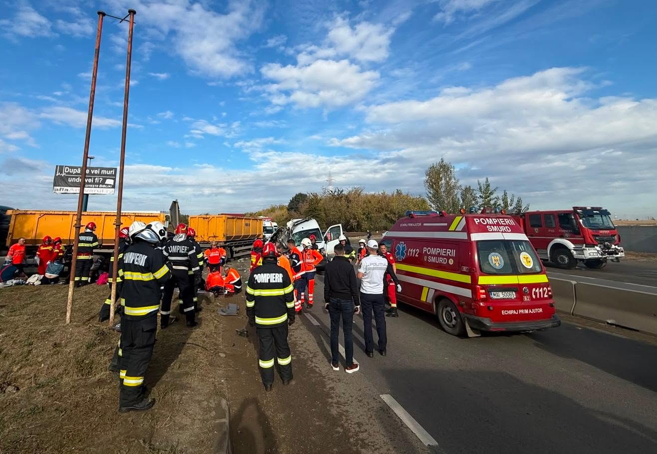 Accident grav la Buftea între un microbuz cu 16 persoane și o autobasculantă. Doi oameni au murit