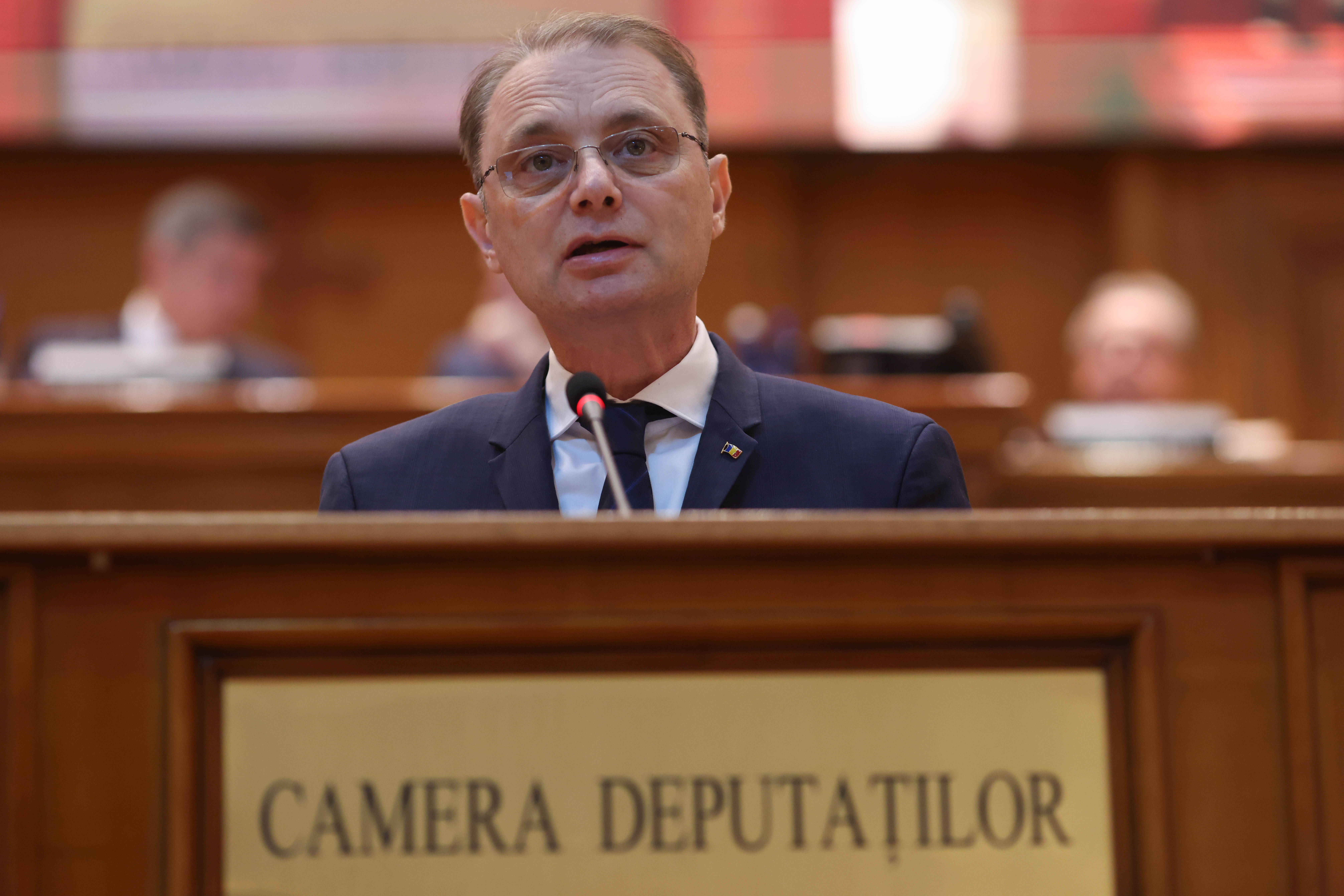 Prima declarație a premierului Luca Niculescu după votul de învestitură: „Ieșim din șase luni de criză. România nu mai poate aștepta”
