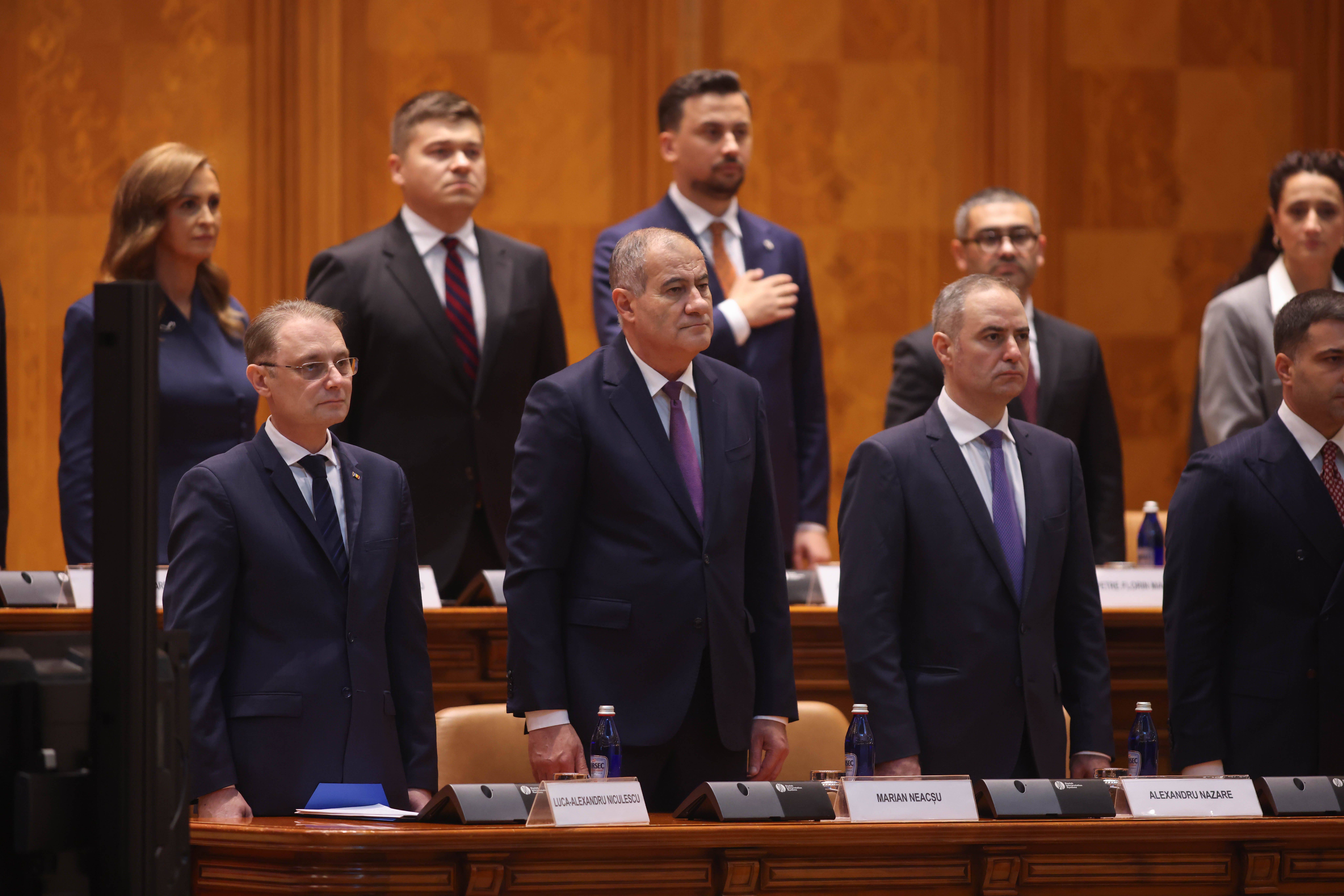 Miniștrii depun jurământul la Cotroceni. Guvernul Luca Niculescu a fost învestit de Parlament, după luni de interimat