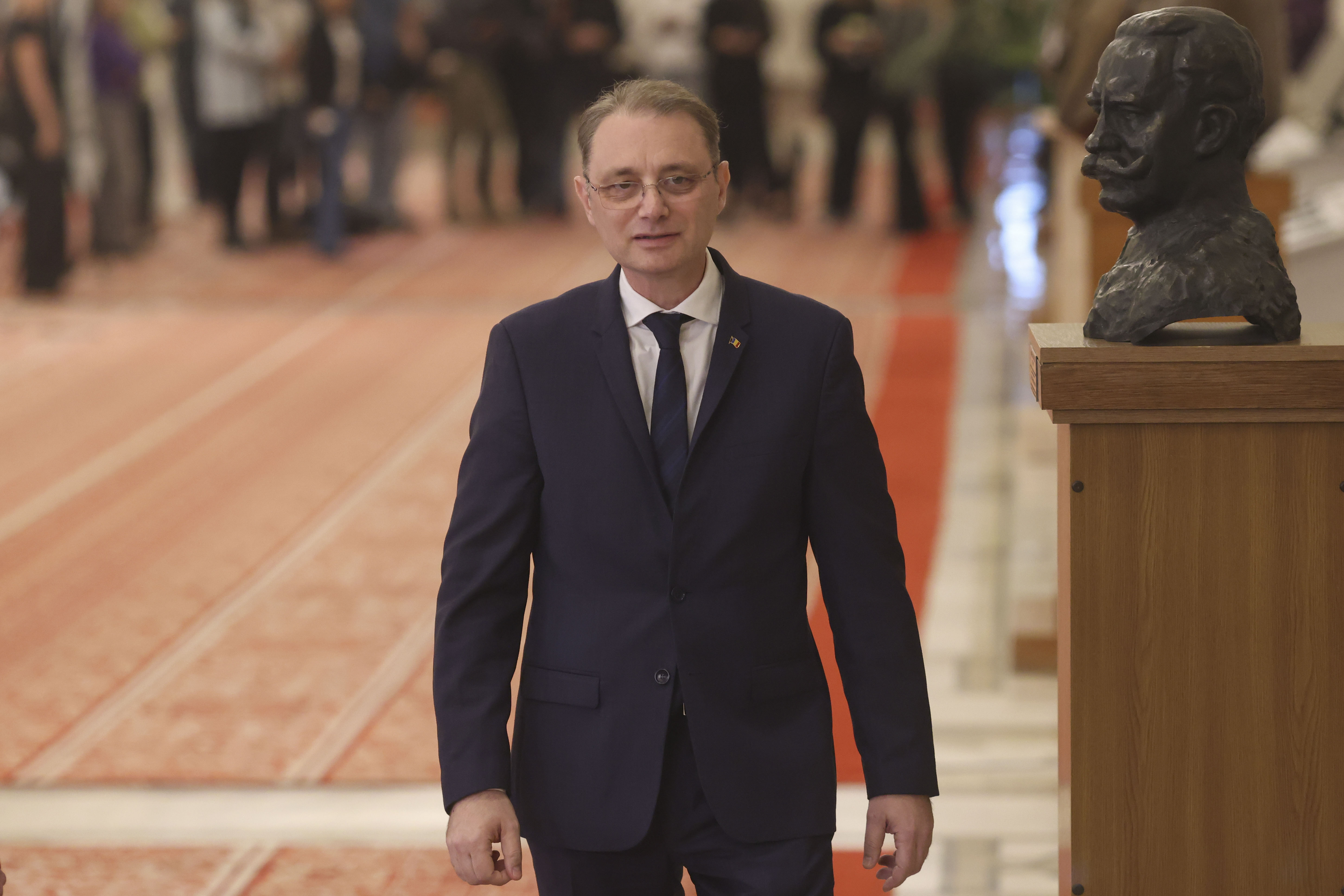POLITICO: Criza politică din România ia o pauză de șase luni, după învestirea Guvernului Niculescu