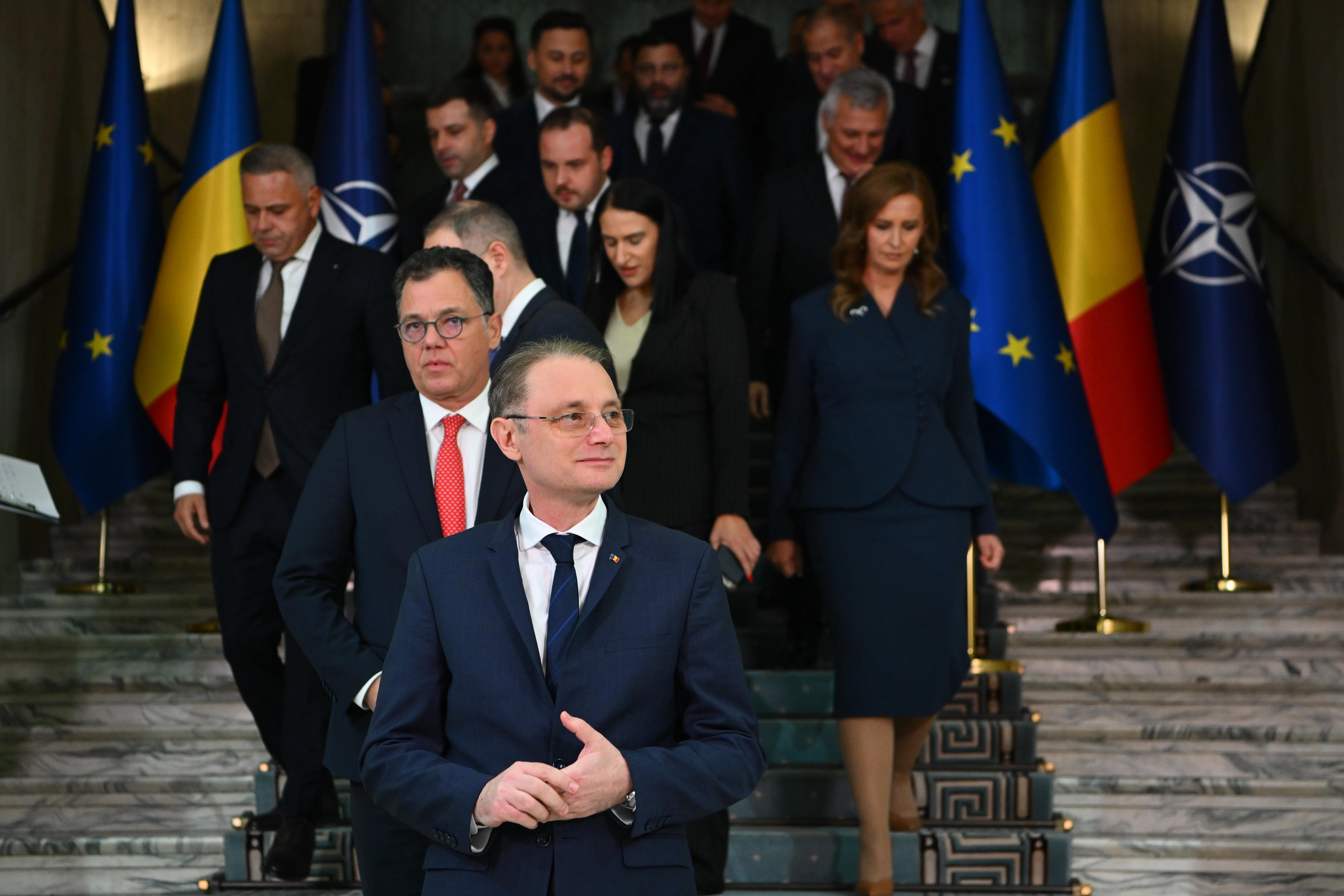 Luca Niculescu participă la preluarea mandatelor de către mai mulţi miniştri. Programul ceremoniilor