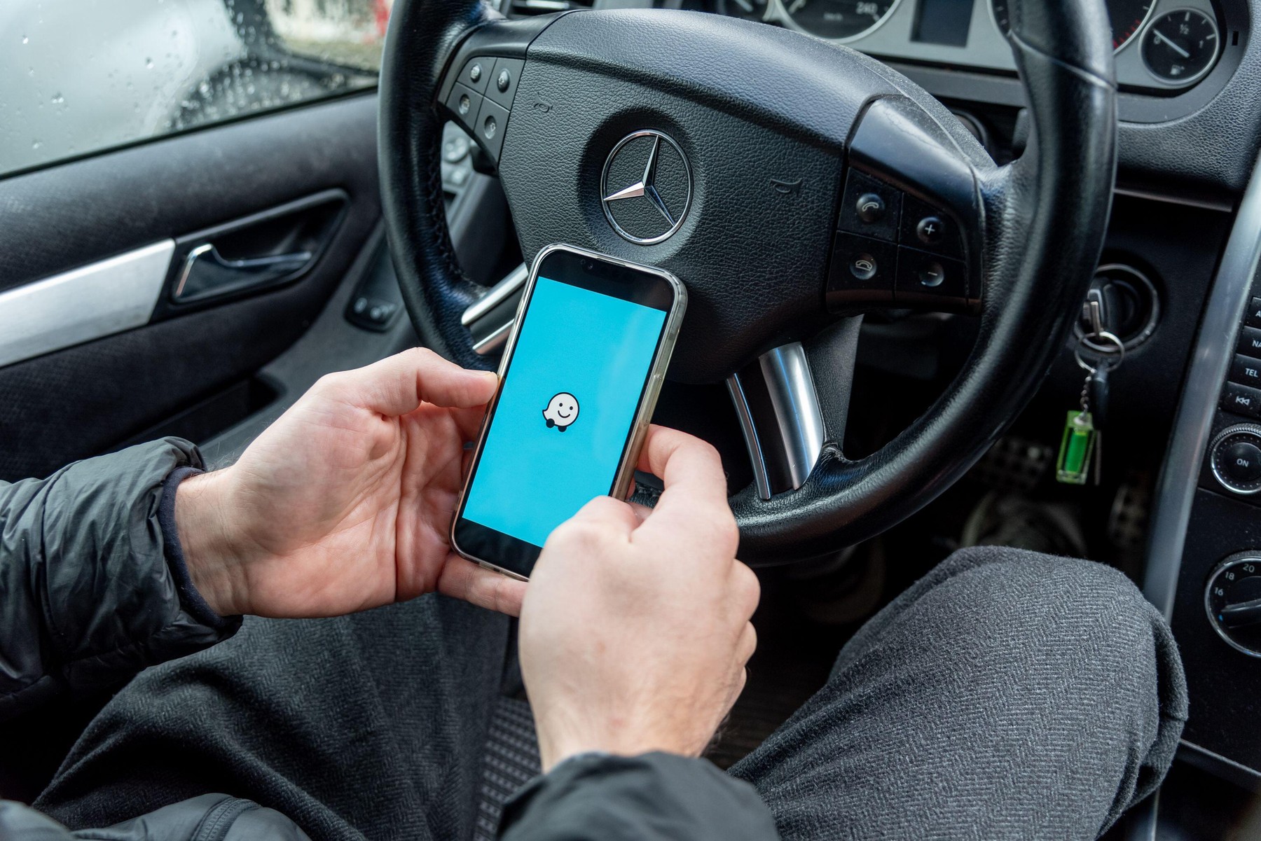 Țara care le interzice funcţionarilor publici să utilizeze aplicaţia Waze. „Ridică probleme de securitate”