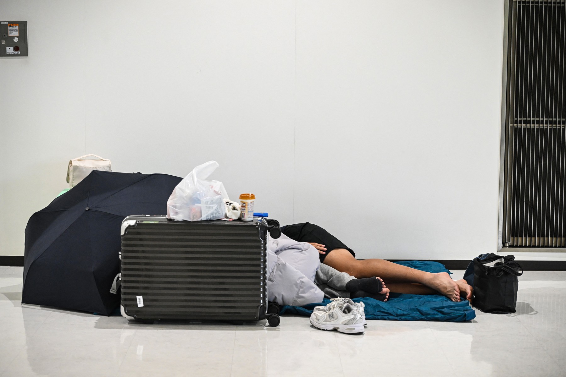 Filmarea unei femei a devenit virală după ce a explicat de ce a preferat să doarmă peste noapte la aeroport: „Am planificat asta”