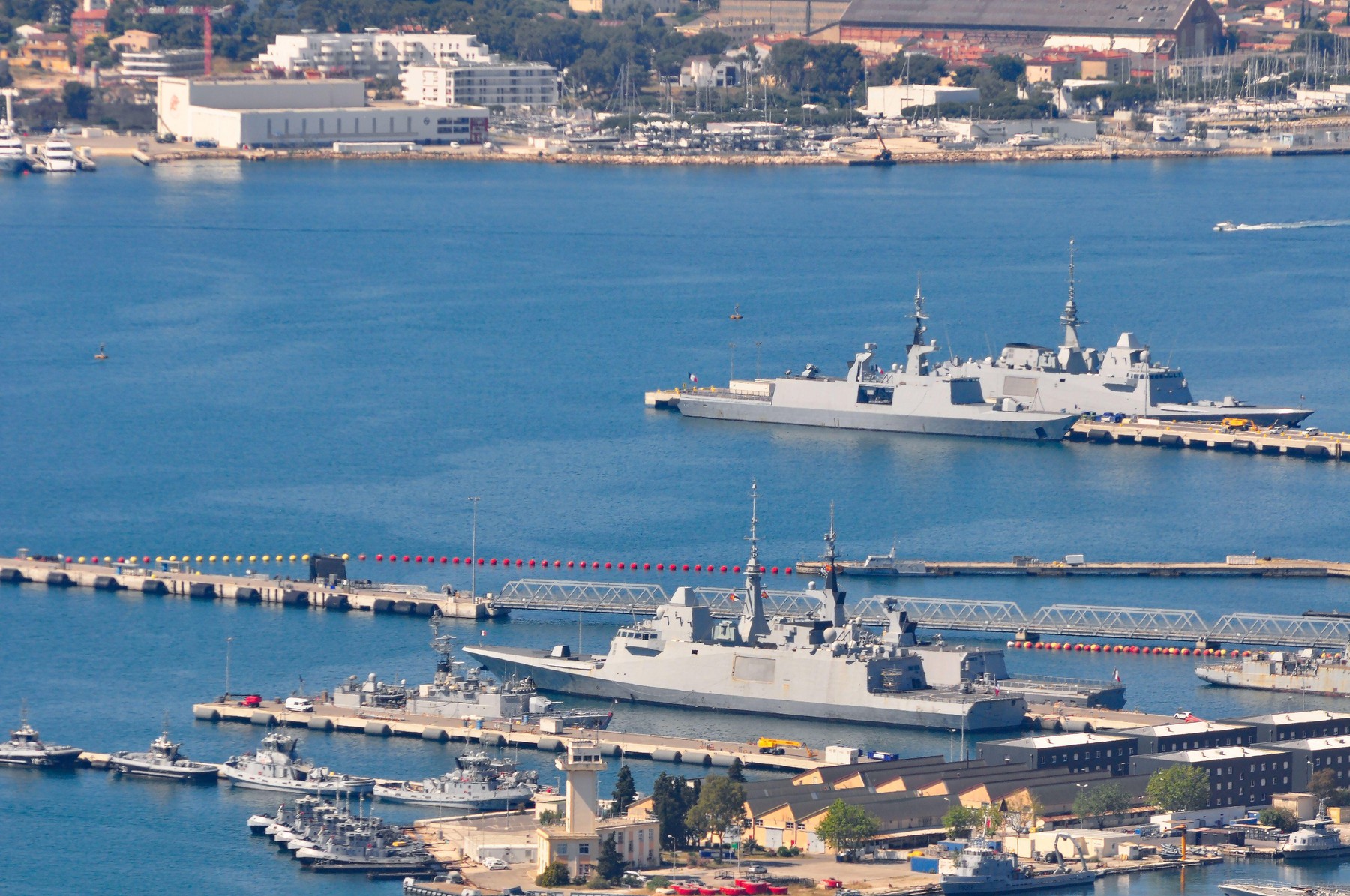 Investigație în Franța după ce drone suspecte au fost observate zburând deasupra bazei militare navale din Toulon