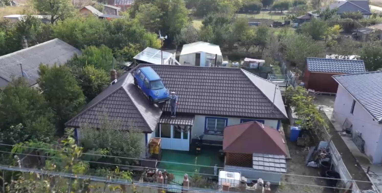 A rămas fără permis și a urcat mașina pe casă: Ideea care l-a făcut celebru pe un constănțean, după o greșeală în trafic