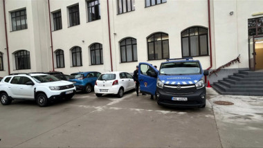 masini de jandarmerie in curtea scolii