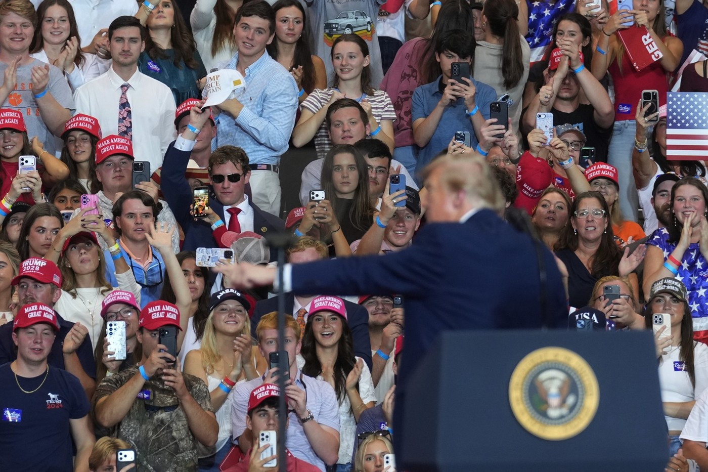 Donald Trump, încântat de faptul că un protestatar a fost lovit cu pumnul la un miting republican: A fost grozav. Mi-a plăcut