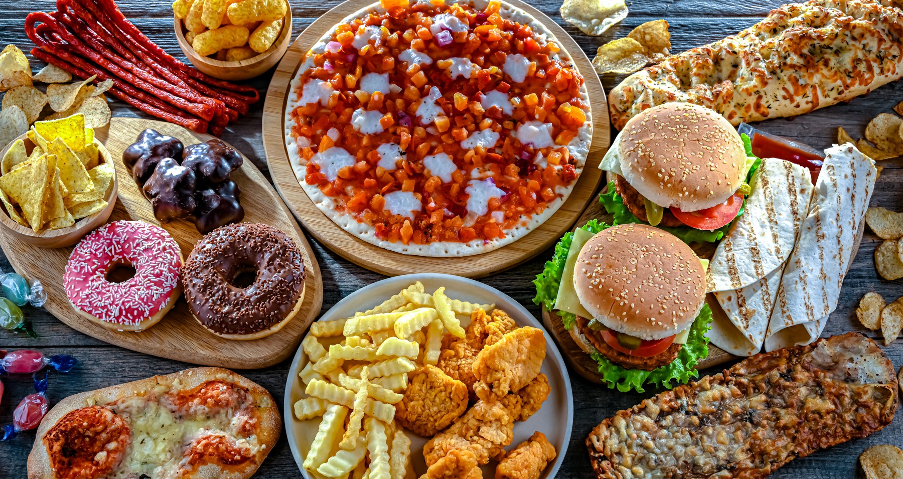 Alimentele ultraprocesate și riscul de cancer de colon. Un studiu pe peste 460.000 de persoane vine cu rezultate total surprinzătoare