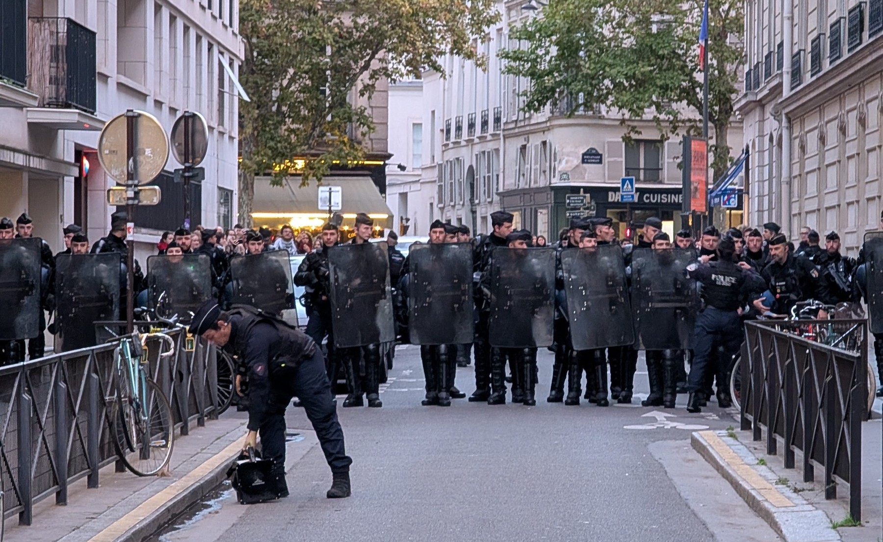 Macron cere interzicerea protestelor în Franța, cu o singură excepție. Măsuri dure după violențele de săptămâna trecută