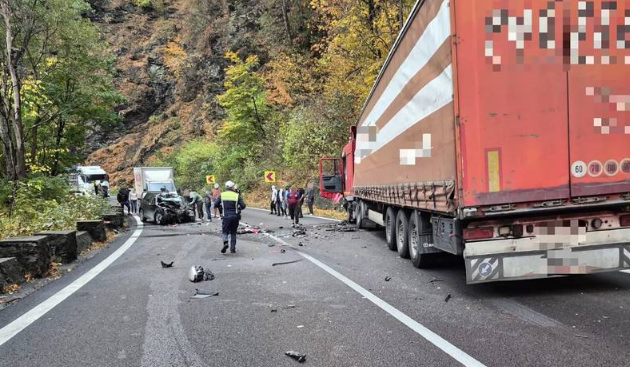 Trafic rutier blocat pe Valea Oltului, în urma unui accident rutier. O persoană, încarcerată