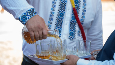 visinata alcool produs traditional tuica mic producator