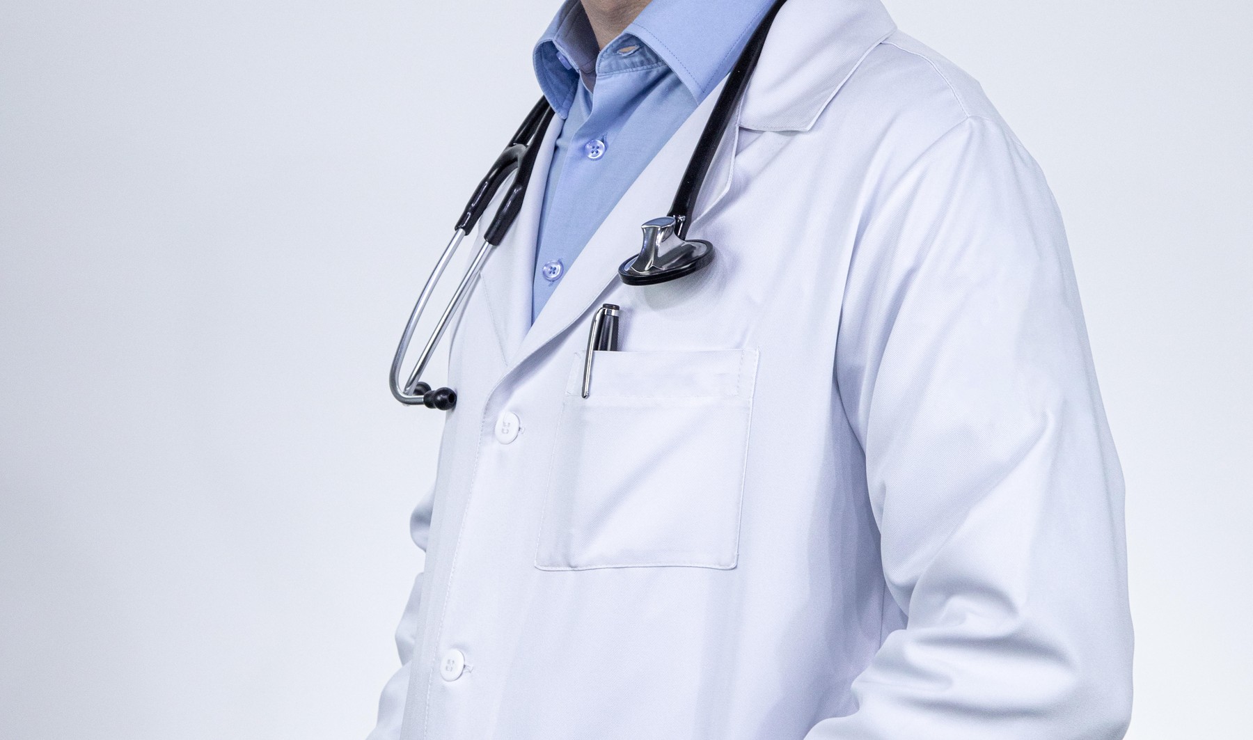 Bărbat de 28 de ani, anchetat după ce ar fi profesat ca medic fără studii, în Bragadiru. Sute de mii de lei, găsite la percheziţii