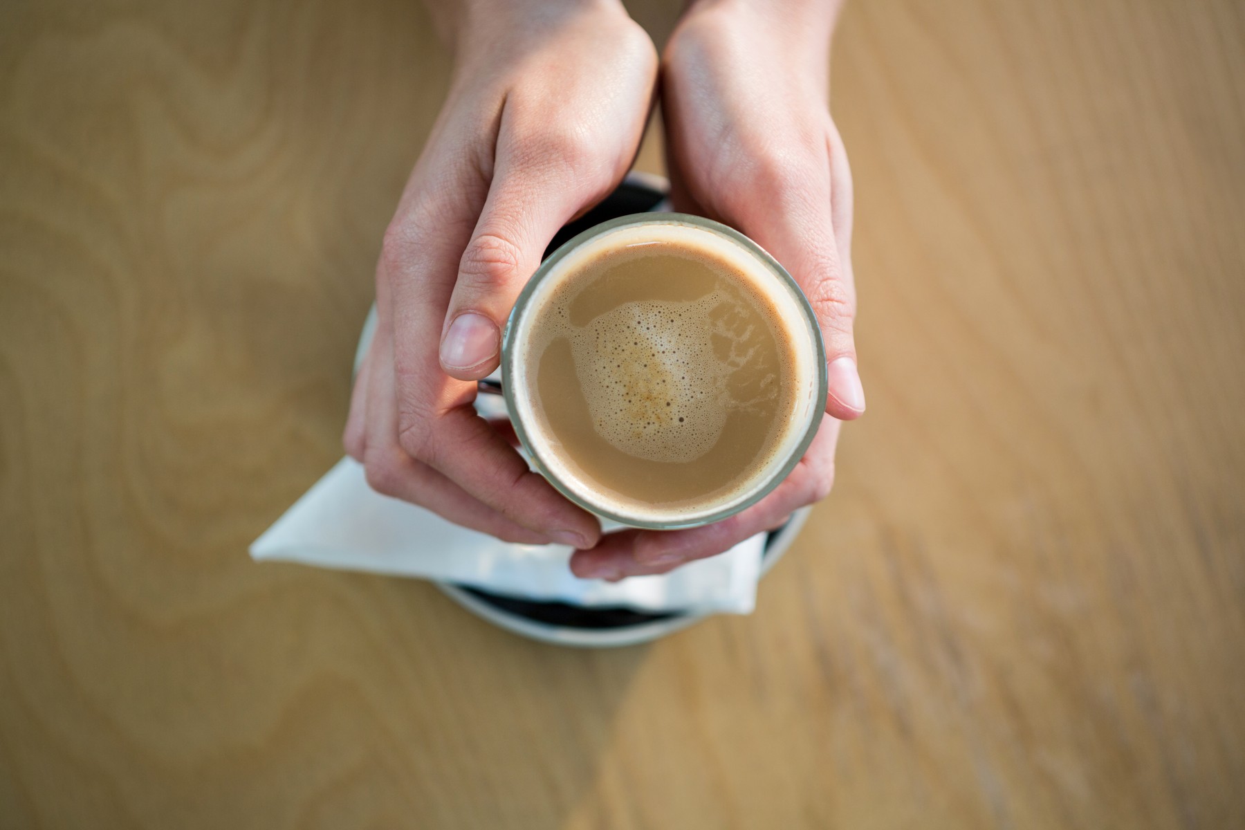 Ingredientul adăugat în cafea care conține mai multe calorii decât zahărul. Ce arată un studiu pe 30.000 de persoane
