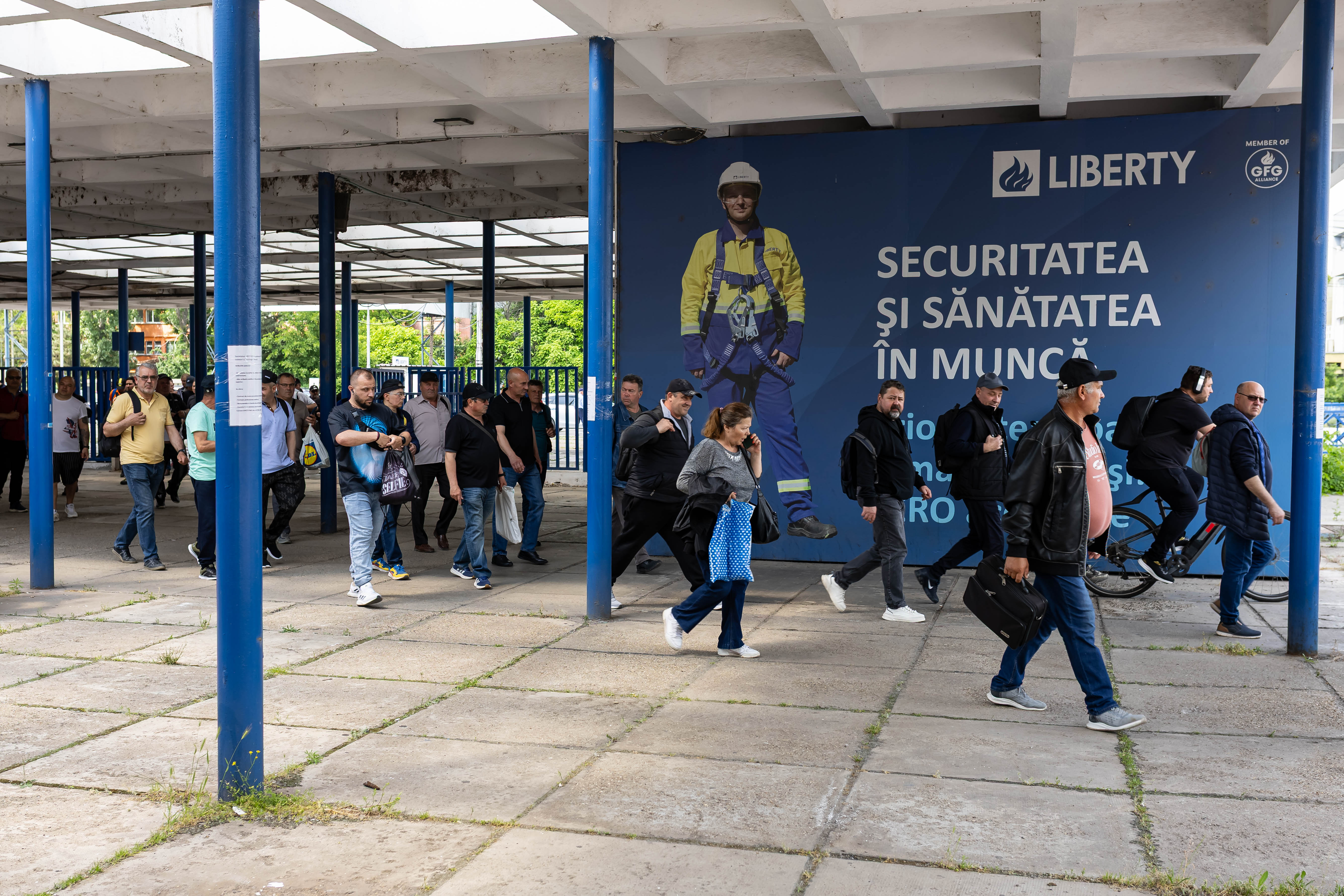 Peste o sută de angajați Liberty Galați protestează în fața Prefecturii. Aceștia cer plata salariilor restante și vânzarea combinatului