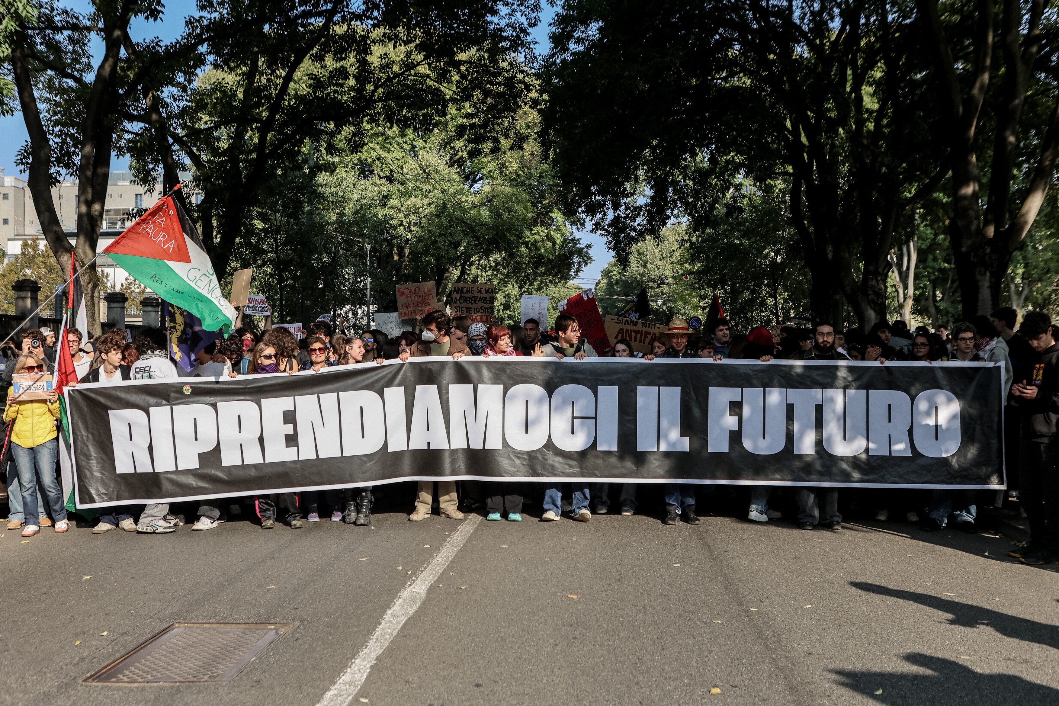 Cum încearcă rețele asociate islamului politic să exploateze protestele din Europa. Cazul care a atras atenția anchetatorilor italieni