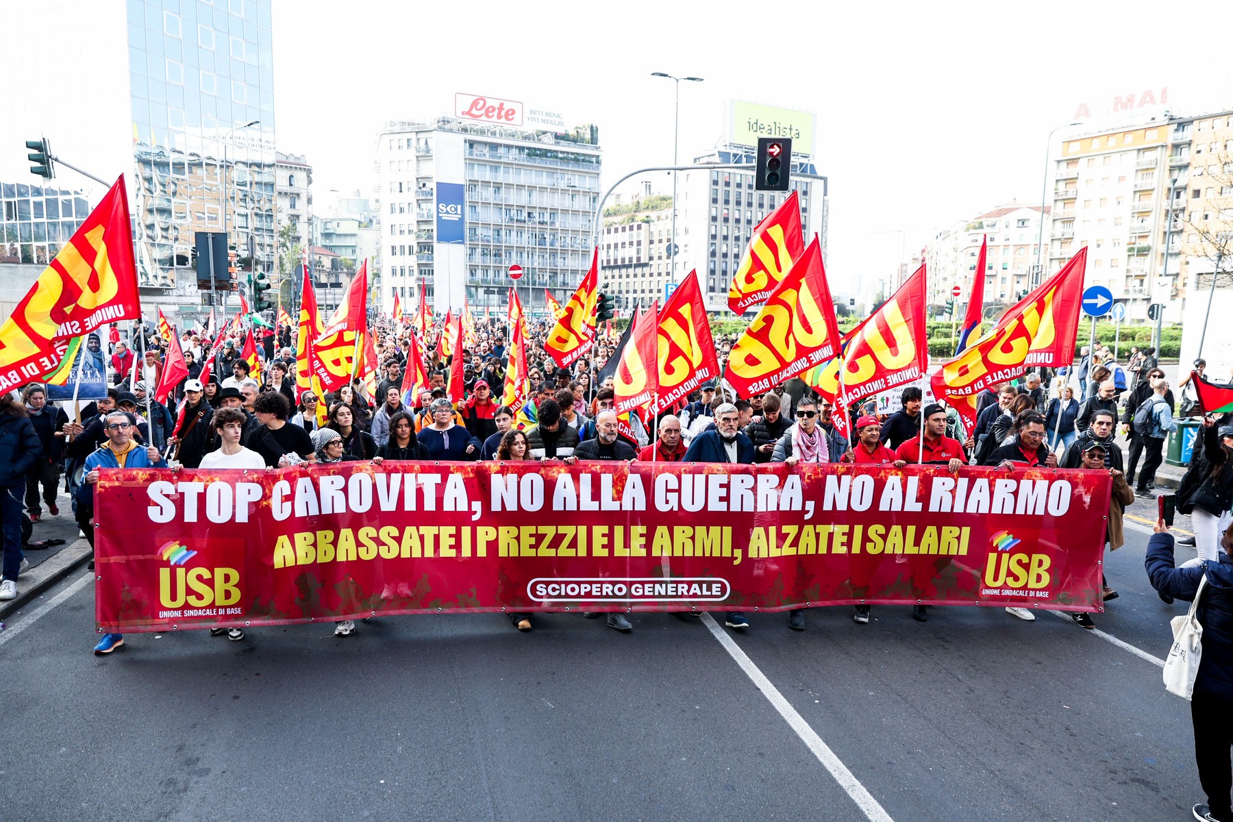 Proteste în zeci de oraşe din Italia împotriva costului vieţii, a reînarmării şi a guvernului Meloni. Forțele de ordine sunt în alertă