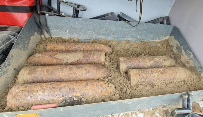 Proiectile explozive de calibru 150 mm, descoperite şi ridicate de pirotehniştii ISU Iaşi de pe traseul Autostrăzii A8