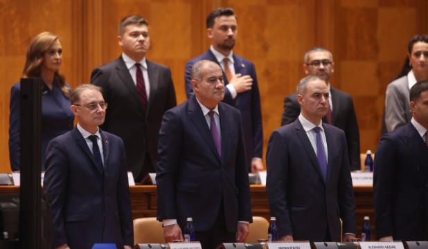 Respinsă de Bolojan, masa pentru o mie de persoane în Qatar a fost aprobată de noul guvern. Parlamentari pot face parte din delegație