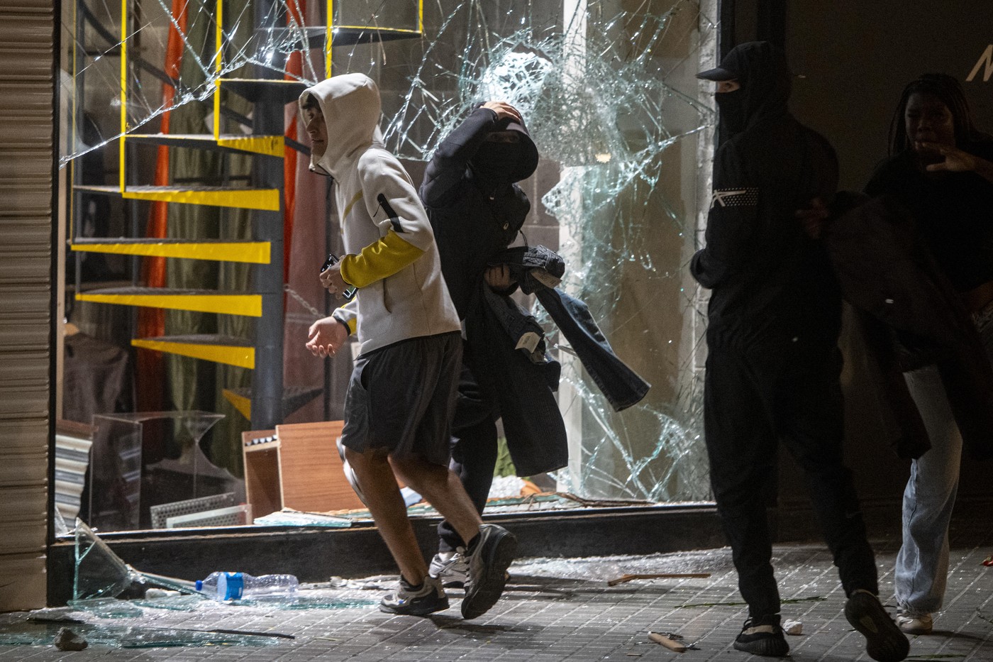 Proteste false, consecințe reale: cum a fost fabricată o manifestație la Barcelona, care a dus la jafuri și violențe