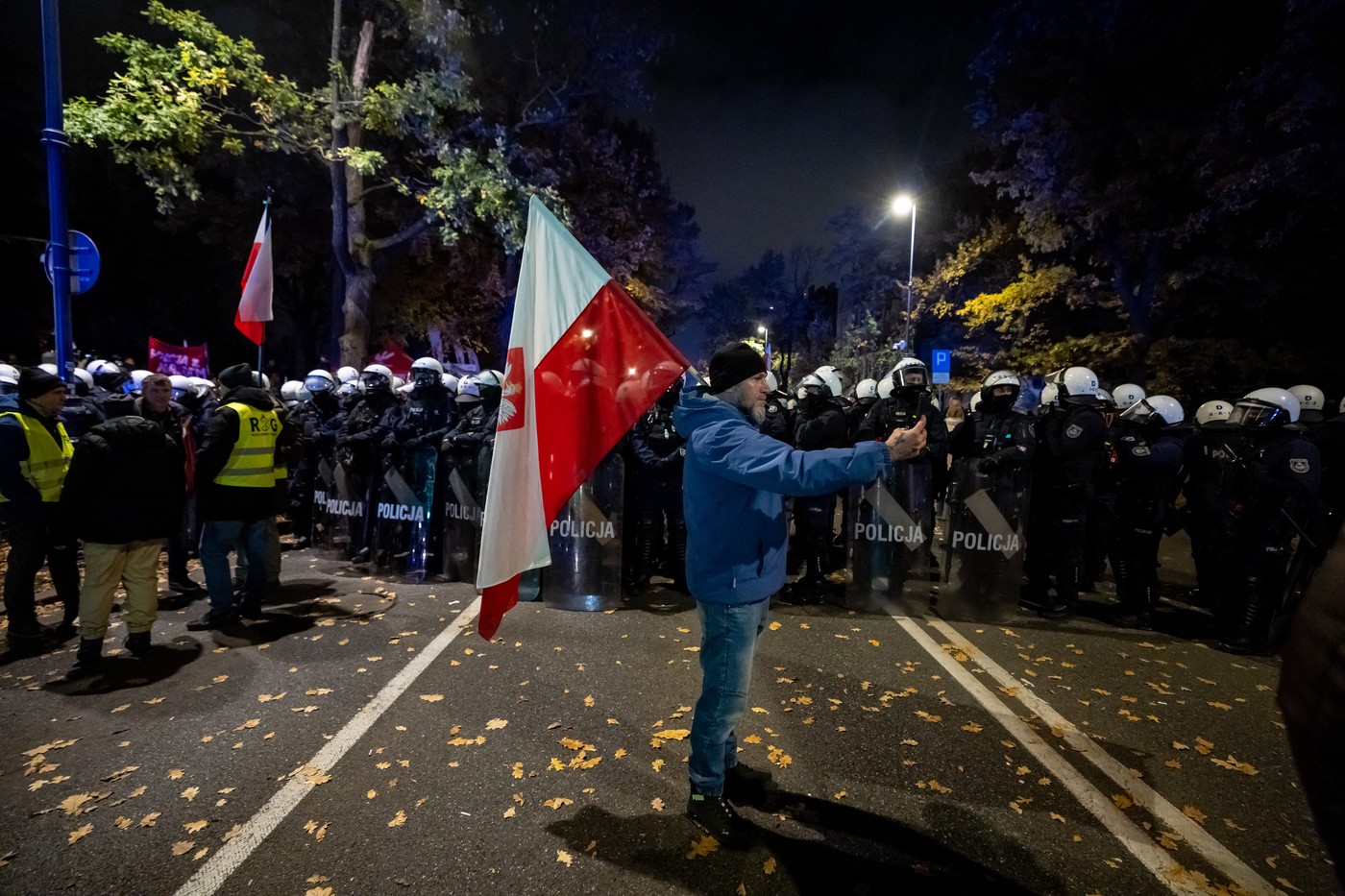 Criză politică în Polonia: președintele Curții Constituționale demis, poliția antirevolte, mobilizată. Nawrocki a revenit în țară
