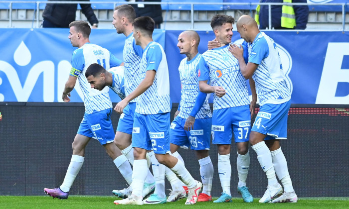 Bucurie a fotbalistilor craioveni dupa un gol marcat cu Nicusor Silviu Bancu, Screciu Vladimir Ionut, Jasmin Kurtic, Ion