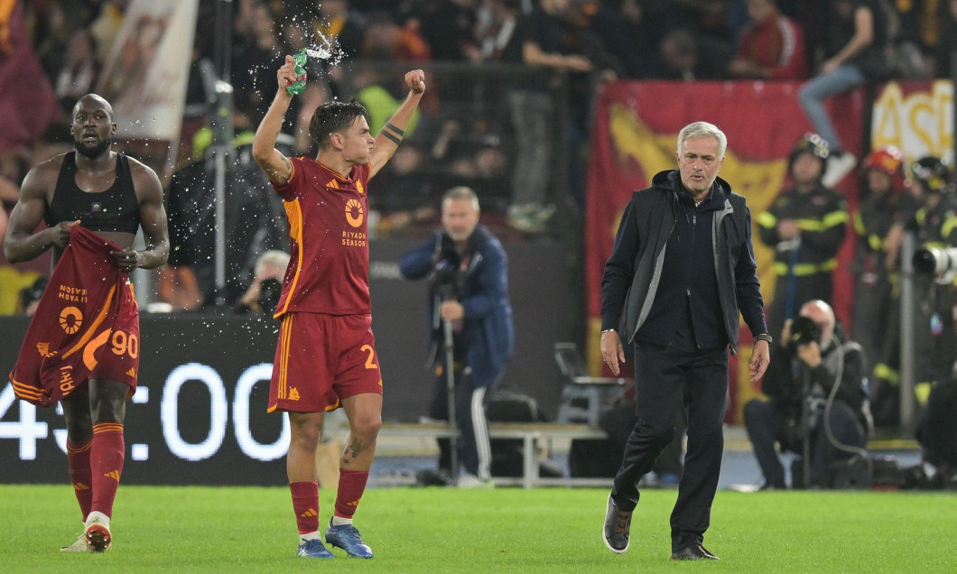 Stadio Olimpico, Rome, Italy. 5th Nov, 2023. Serie A Football; Roma versus Lecce; Paulo Dybala of AS Roma and Jose Mourinho celebrate after the goal for 2-1 in the 94th minute from Lukaku Credit: Action Plus Sports/Alamy Live News