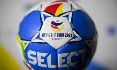 Feature, der Spielball der EM von Select, Ball, Handball, Auslosung zur Europameisterschaft 2024, am 10.05.2023 in Duess