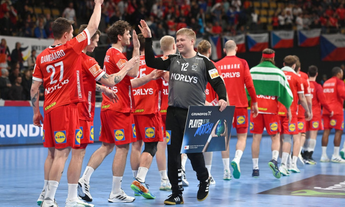 Man o the match Torwart Emil NIELSEN (DEN) klatscht seine Mitspieler ab. Vorrunde Gruppe F Daenemark (DEN) - Tschechien