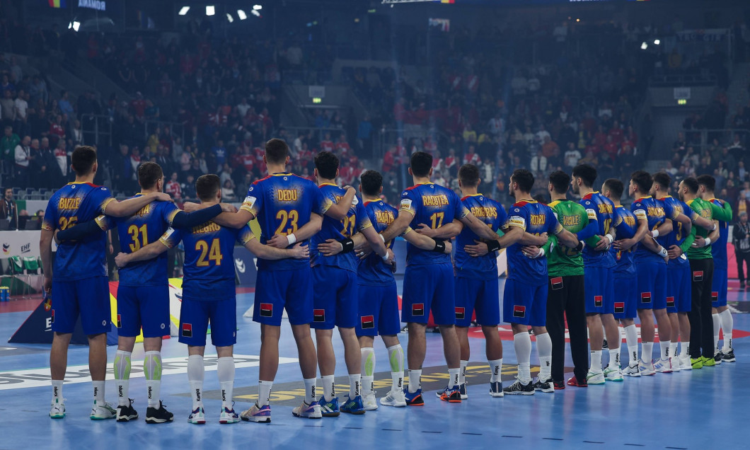 Handball I Herren I EURO 2024 I Vorrunde I Gruppe B I Österreich - Rumänien I 12.01.2024 Team Rumänien während der Hymne